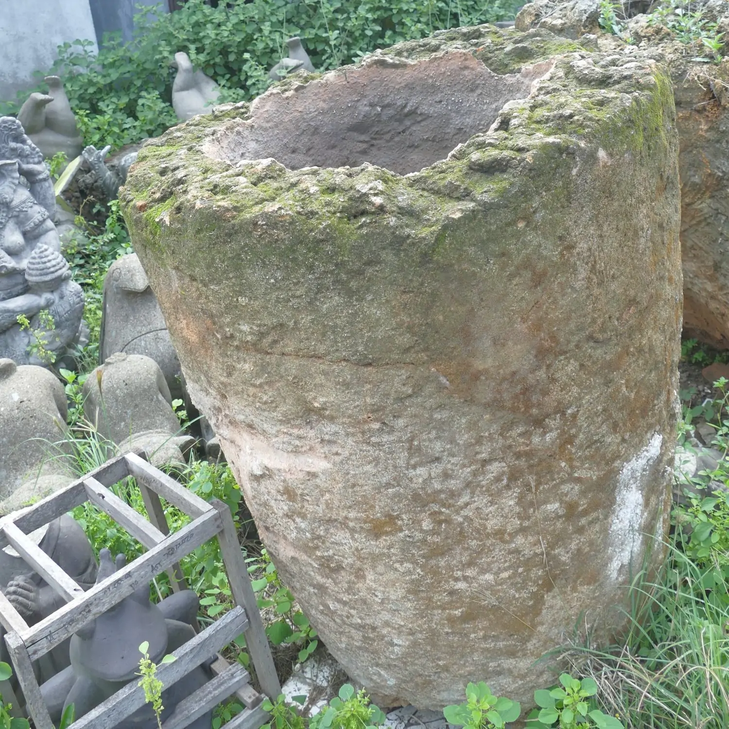  Product image 1 of the product “The Iceland Pot is made of limestone, it comes from coast of Indonesia. It is about 120cm height and 83cm depth. ”